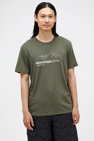 PEAK PERFORMANCE M EXPLORE GRAPHIC TEE